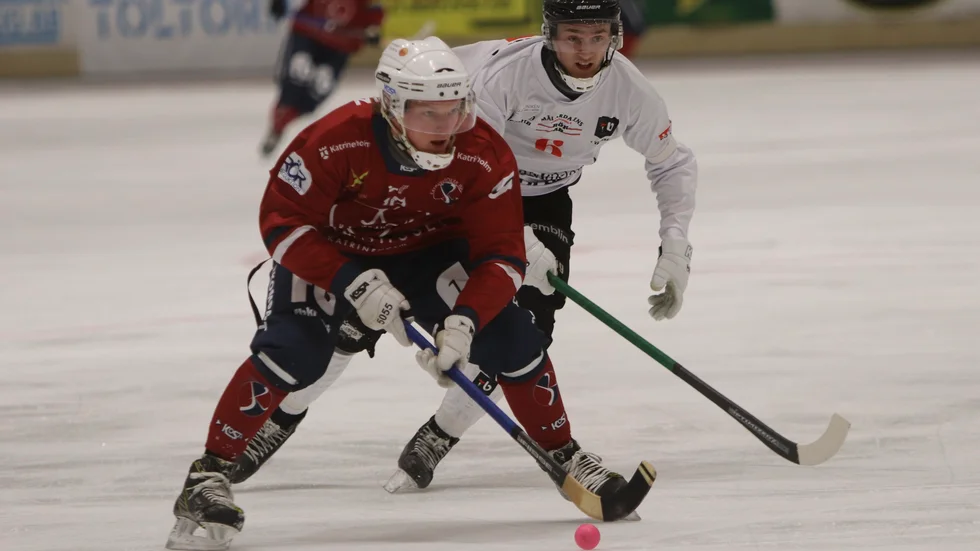 Lars Larsson kallades in till KVBS efter tre återbud till matchen mot Tillberga. En match där KVBS borde avgjort redan i första halvleken, men TB vände i andra.