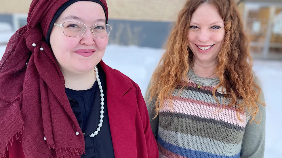 Sara Benabdellah, facklig i Kommunal och anställd inom hemtjänsten i Boden och Marie-Helene Ståhl, verksamhetschef för äldrevården i Boden. "Det känns jättebra att kunna ge vårdeleverna en tillsvidareanställning", säger Sköld.