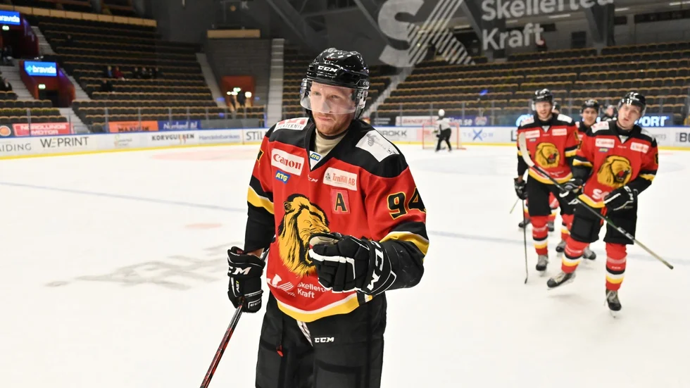 Benjamin Stenlund firar 1–0 målet mot Burträsk.