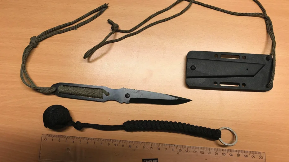 En 45-årig man har dömts för att ha kört omkring med de här föremålen i bilen. En kniv och ett gatustridsvapen enligt tingsrätten.
