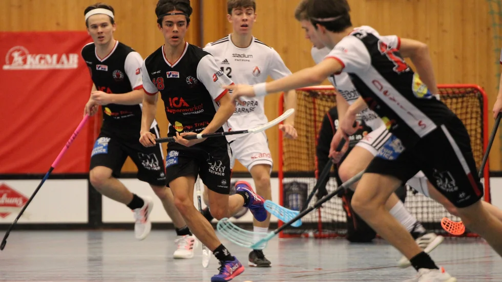 Trosa Edanös Oscar Snell (nummer 18) såg till att pricka rätt tre gånger i Södermanlands möte mot Västmanland. En match laget vann med 7–1.