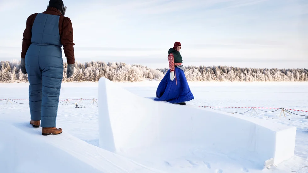 Ute på Torneälvens strand i Pajala visas scenkonstverket "I stormen vilar jag" som berättar om tre kvinnliga pionjärer i en värld av is och snö.