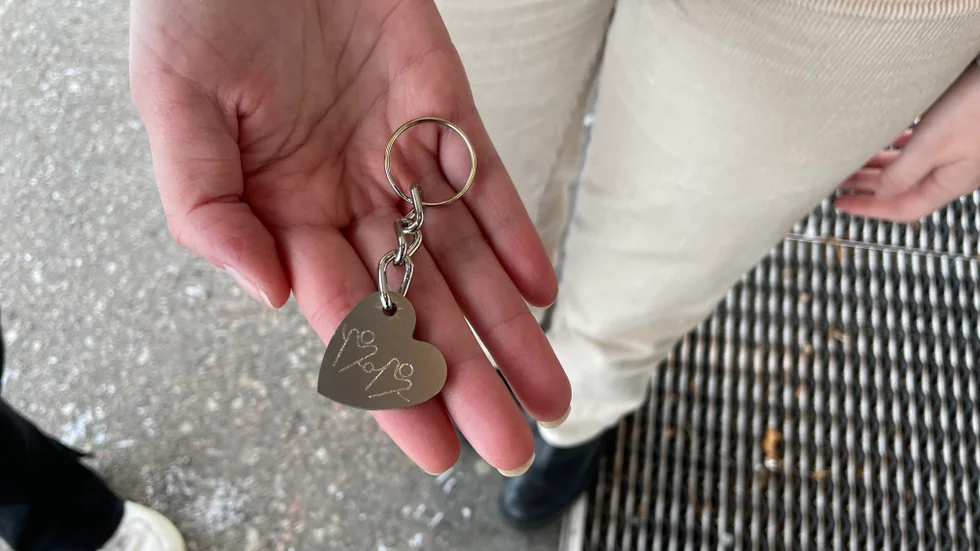 "Vi har ett motiv på nyckelringen som ska symbolisera en mamma och ett barn, men också kvinnor över lag", säger Wilma Runnander.