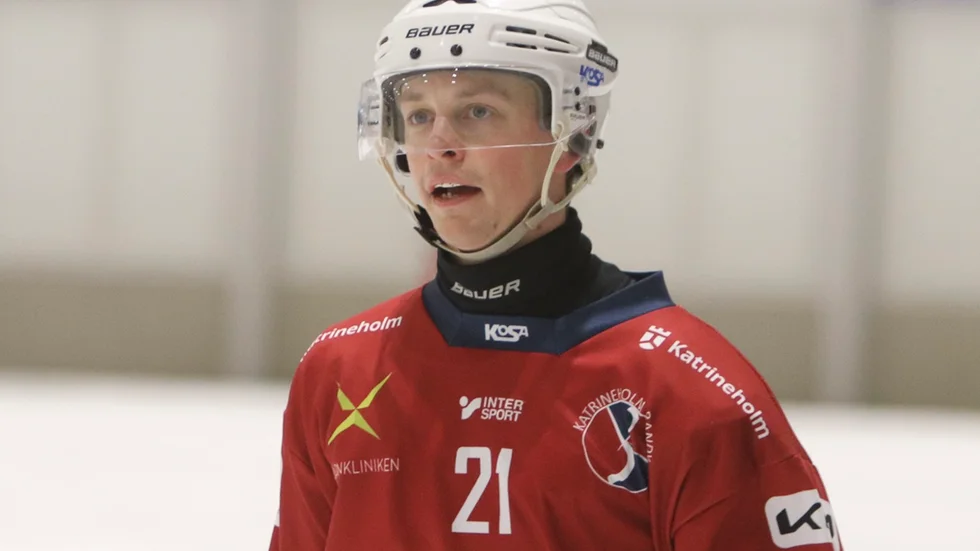 Ordinarie lagkapteten Jesper Ekström får bevittna genrepet mot Lidköpings AIK från läktarplats på grund av en skadad axel.