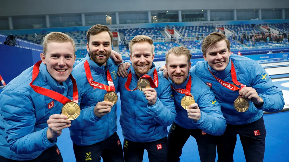 Sveriges lag Edin med Daniel Magnusson, Oskar Eriksson, Niklas Edin, Rasmus Wranå och Christoffer Sundgren poserar med sina guldmedaljer.