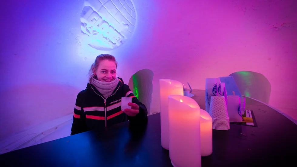 Isbaren är hjärtat i iglootelet. Torsdagar har man after work öppet för alla från 18 år. "Man kan komma en annan kväll också, men då måste man boka. Vi har även öppet för guidade turer under dagtid", säger platschefen Andrea Fritsche.