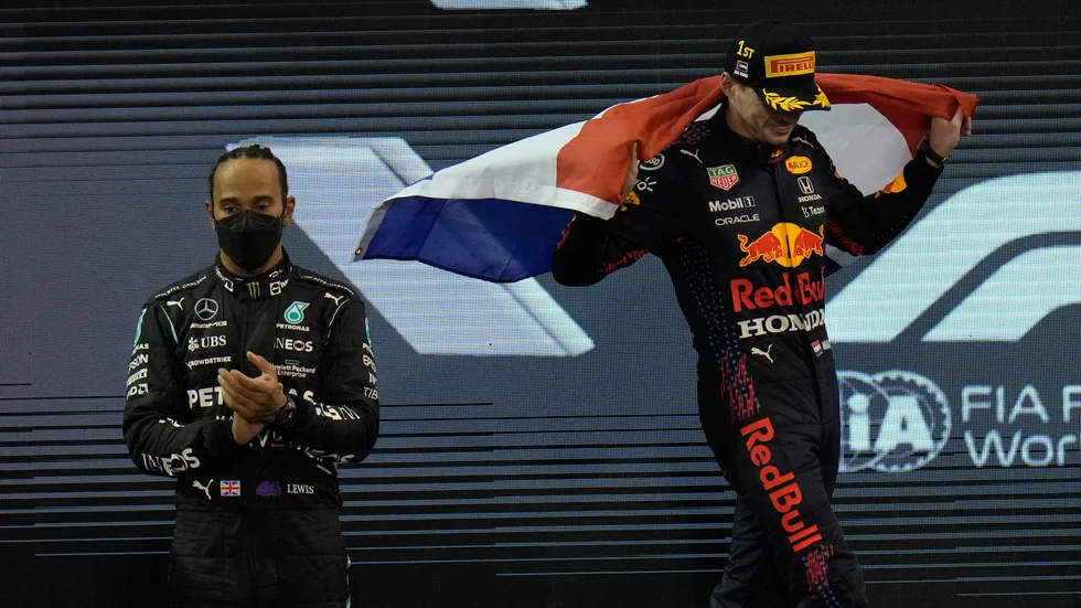Mercedes Lewis Hamilton och Red Bulls Max Verstappen efter sista racet förra säsongen där Verstappen tog hem VM-titeln. Arkivbild.