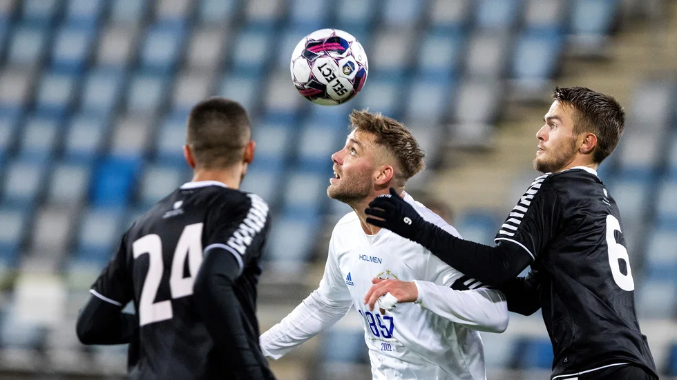 Christoffer Nyman duellerrar med ÖSK-are i mötet på Platinumcars arena.