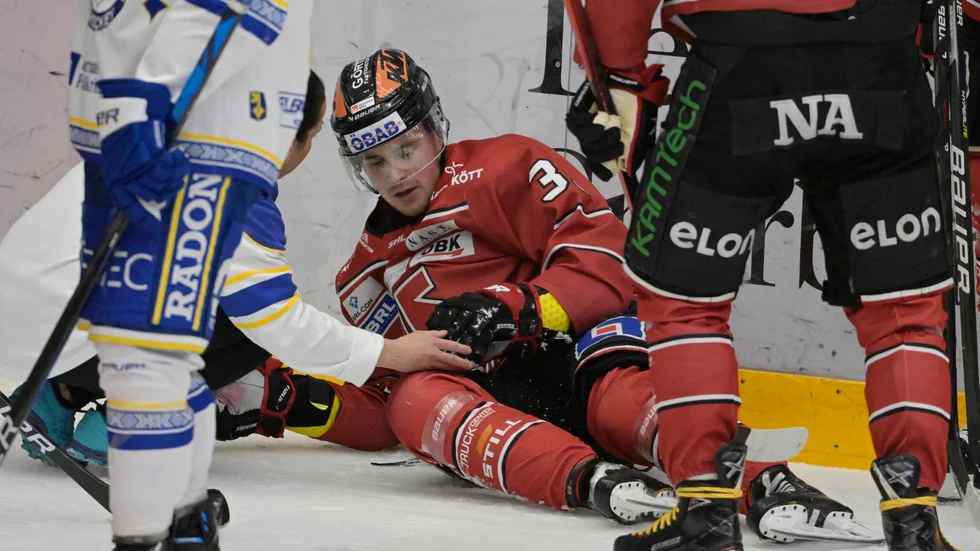 Örebros Joel Mustonen börjar resa på sig efter huvudskadan i matchen mot Leksand.