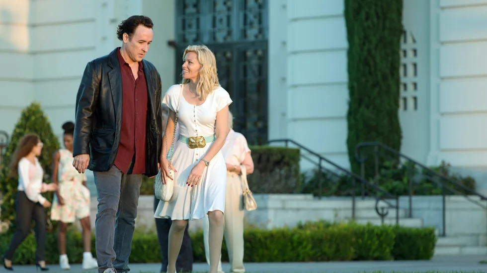 Räddningen. Brian Wilson (John Cusack) är en knäckt man under 1980-talet. Men när han träffar Melissa Ledbetter (Elizabeth Banks) ser det ut att ljusna en aning. Foto: Francois Duhamel Foto: Francois Duhamel.