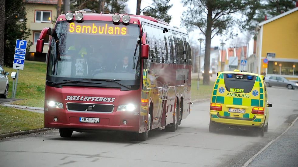 Trasig buss. Tidigt på morgonen gick sambulansen sönder. Patienter fick istället åka ambulans eller buss ner till Umeå. Foto: Yvonne Rönngren.