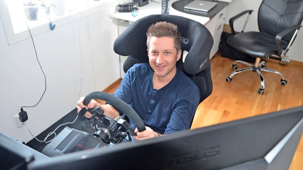 Tränar hemma. Robert Dahlgren har installerat en simulator i sitt hem och tränar två timmar om dagen i den. Foto: Adam Savonen.