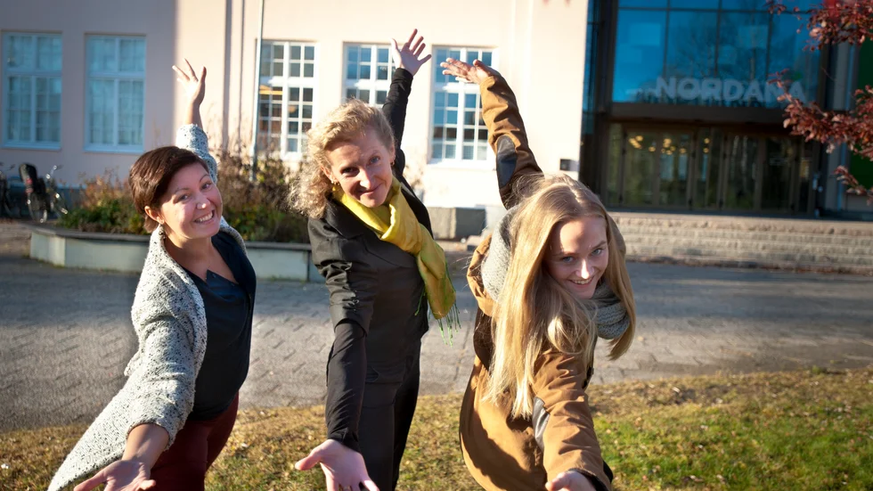 Brinner för dans. Pia Burman, Olga Pettersson och Linn Lundmark är några av drivkrafterna bakom "Dans i novembermörkret".