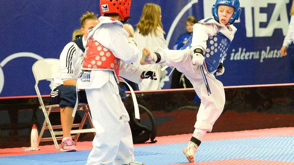 Tuff fighter. Algot Fältman får in en spark på klubbkompisen Sevket Yilmaz. Algot vann matchen och tog hem ett brons. Foto: Jeanette Lövgren.