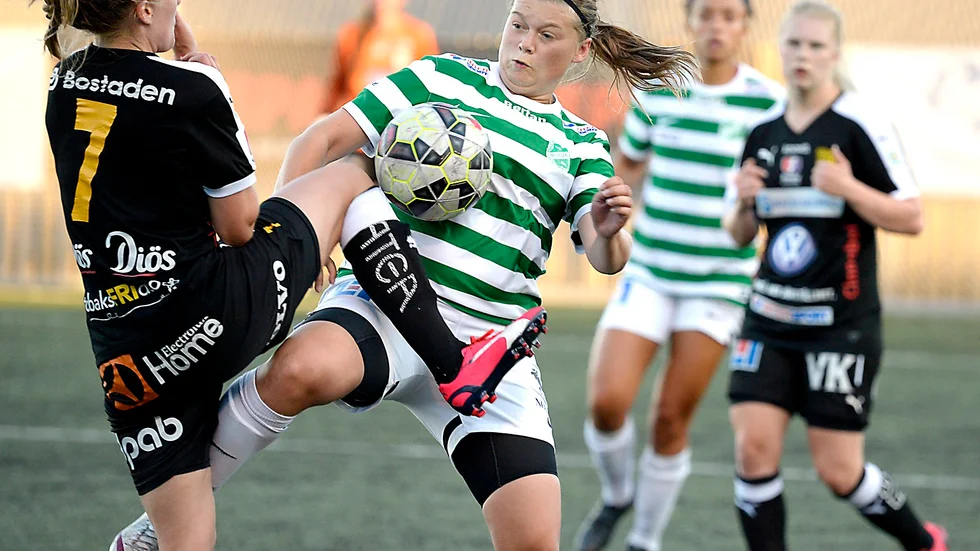 Tufft spel. Moröns Emma Axelsson i en av många tuffa dueller med fyramålsskytten Hanna Sandström i Svenska Cuoens andra omgång. Foto: Ulf Johansson.