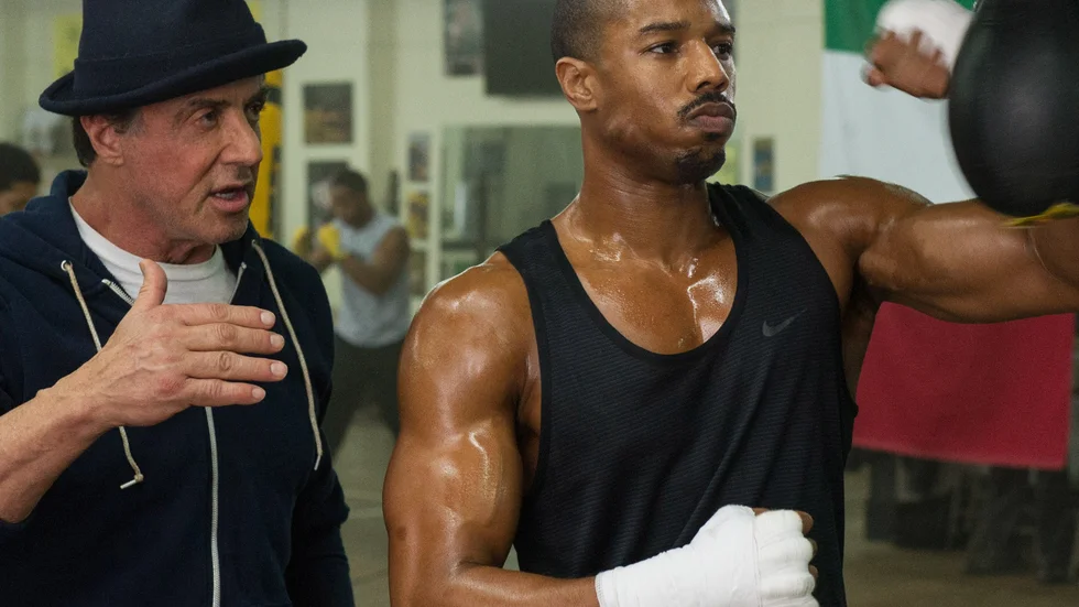 Revansch. Sylvester Stallone är tillbaka i rollen som Rocky Balboa. Han har för länge sedan lämnat boxningsringen, men det förflutna kommer ikapp honom när Apollo Creeds son Adonis Johnson. Foto: Barry Wetcher.