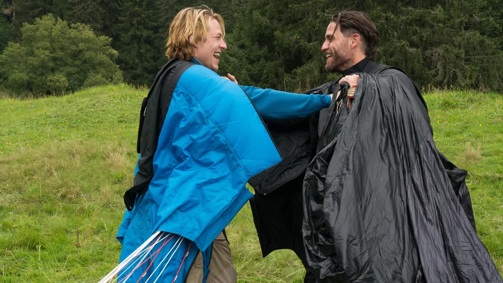 Polare. Luke Bracey spelar en FBI-agent som infiltrerar ligan ledd av Édgar Ramirezs rollfigur Bodhi i nyinspelningen av "Point break". Foto: Warner Bros