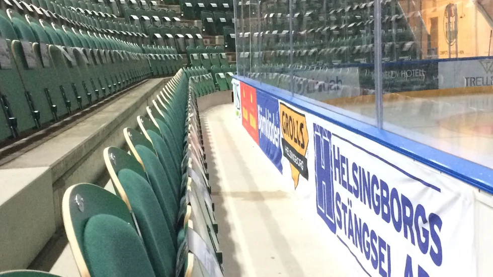 Publiken i Lindab arena kommer väldigt nära isen. Foto: Arvid Marklund
