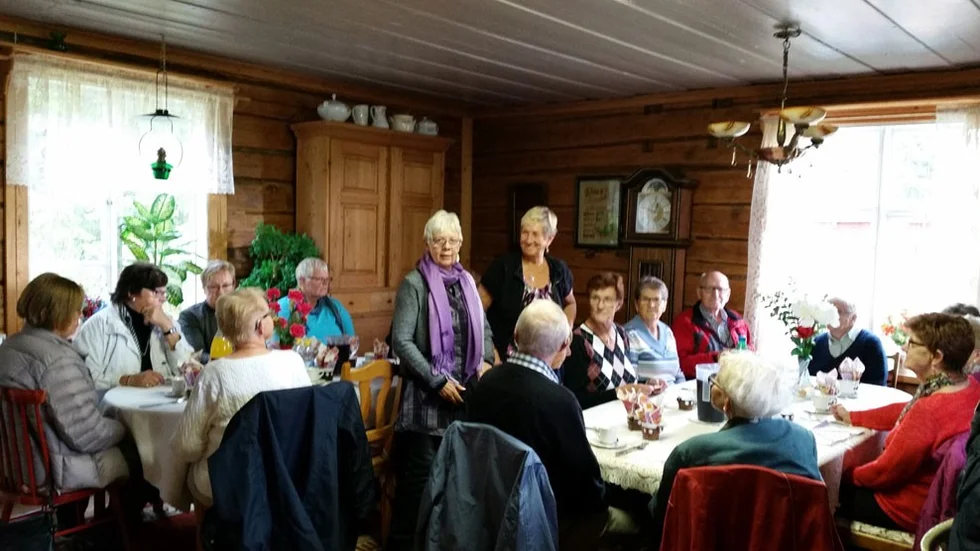 Lunch i Fäbotjälen. Seniorer från Skellefteå PRO reste häromdagen till Kalvträsk. Dagens höjdpunkt var lunch i Fäbotjälen i en Västerbottensgård från 1850-talet. Där hade Else-Marie Asplund i köket dukat upp västerbottensostpaj, lax, skinka och kaffe med hembakt bröd.