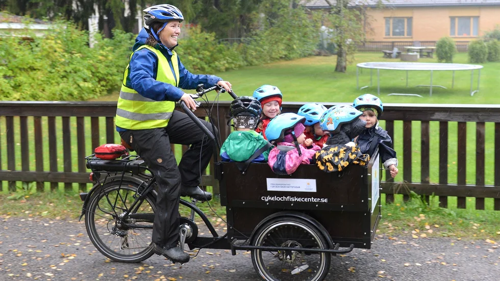 På tur …  Lotta Söderberg och barnen tar sig långt på bara ett litet kick med elcykeln och kärran. Foto: Jeanette Lövgren.