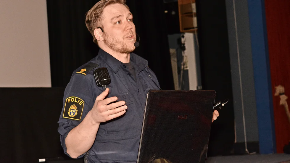 På Medan. Adam Nyström, kommunpolis i södra Lappland, berättade om tecken och symtom. Foto: Lennart Enkvist.