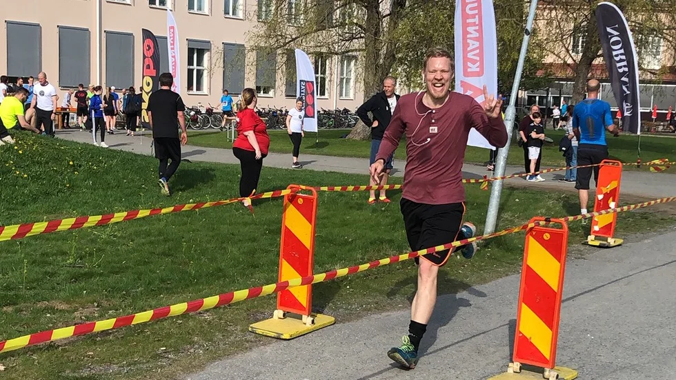 En glad Arvid Marklund spurtar in mot mål. 22.38 minuter blev tiden i Norran-reporterns debutlopp. 