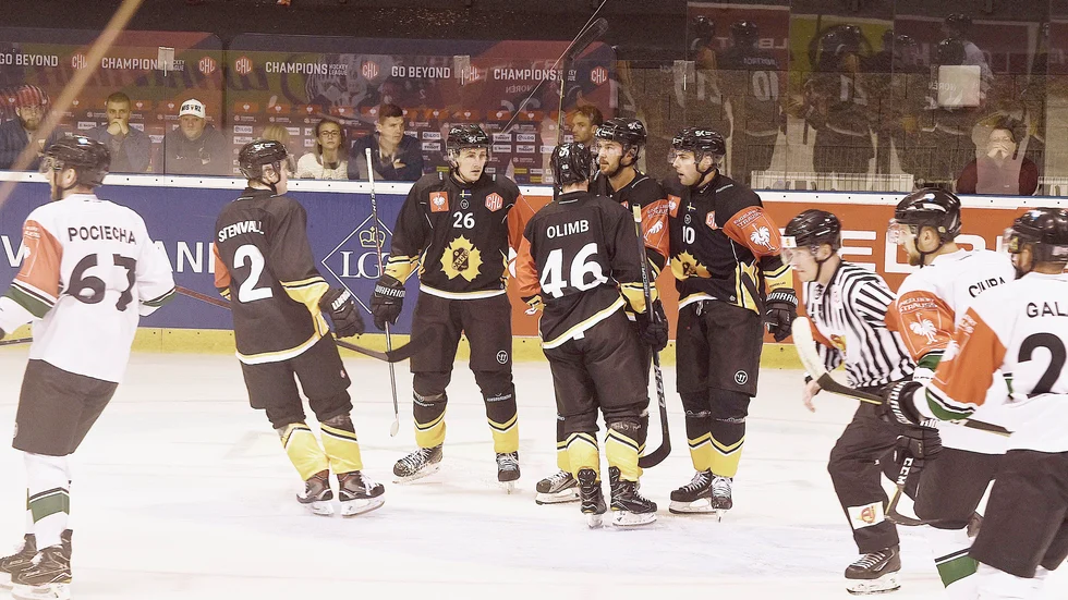 AIK hade åtta orsaker att jubla i polska Tychy i CHL. Här firar man Jimmie Ericssons 1–0-mål i början av den första perioden.