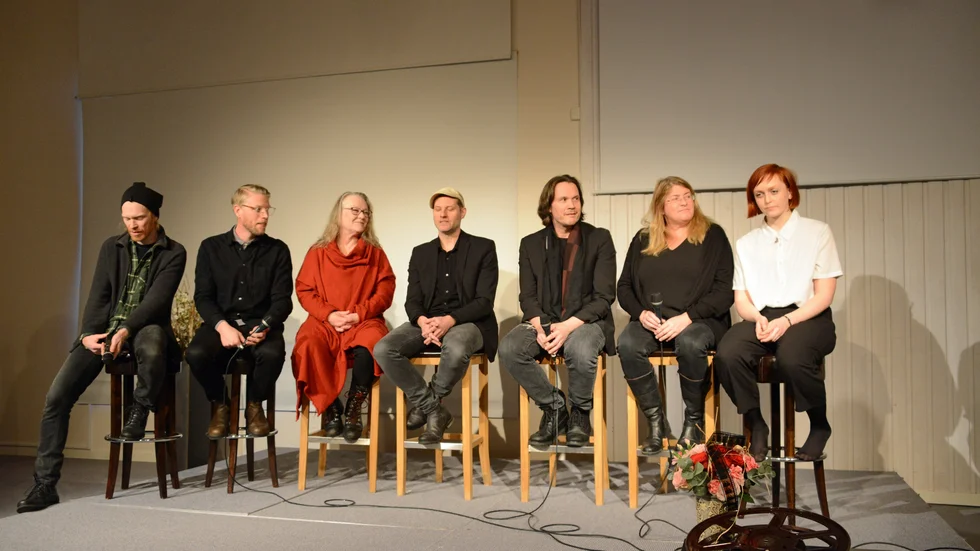Inbjudna filmgäster under programpunkten Heta stolen. Från vänster Jörgen Thorsson skådespelare, Rasmus Råsmark filmkollektivet Crazy Pictures, Anna Bjelkerud skådespelare, Anders Berg skådespelare, Rickard Svensson skådespelare regissör och manusförfattare, Martina Iverus dokumentärfilmare och fotograf, Mika Oskarson Kindstrand skådespelare.