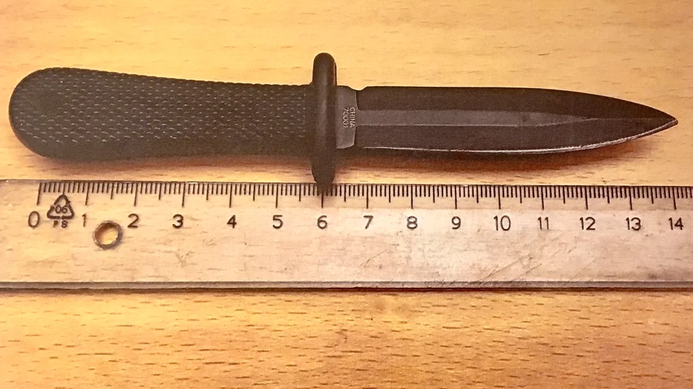 Med den här kniven angrep sonen sin mamma i hennes bostad. Nu sitter han häktad för grov misshandel.