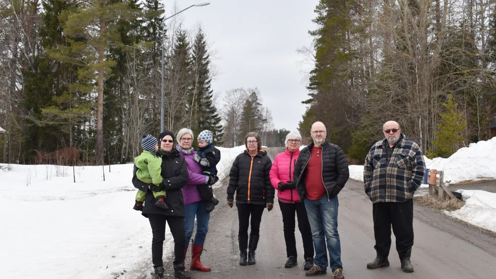 Kämpar för gatlysen även i de glesa byarna gör fr v Cecilia Åstrand med sonen Axel, Annica Nilsson med barnbarnet Edvin, Anette Jansson, Gunilla Hedlund, Thomas Walther, Nils-Rune Edström. 