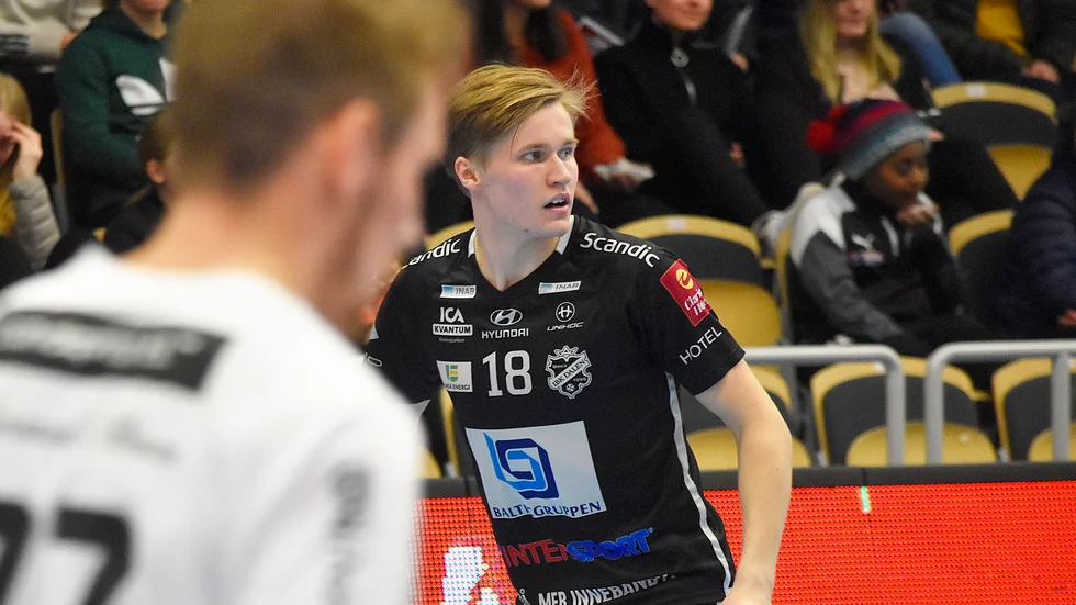 Alexander Hedlunds säsong har varit en stor succé vilket 40 (18+22) poäng på 30 matcher tydligt visar. Nu har han blivit belönad med ett nytt treårskontrakt. 