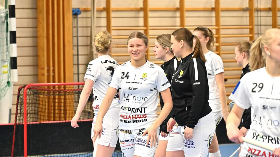 Gamla Stans Elin Hultman jublar efter 3–3-målet. Poängdrottningen skadades dock i den andra perioden – hon fick en smäll mot höften och ska kollas upp under helgen.