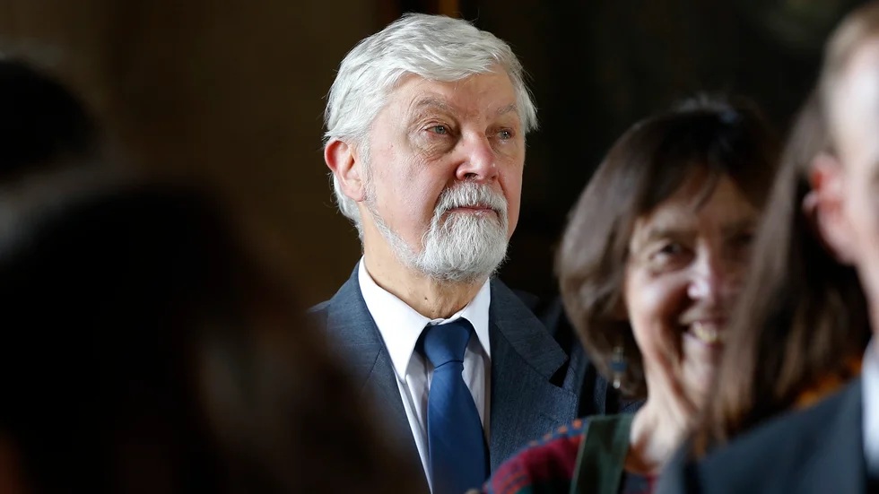 Freds- och konfliktexperten Peter Wallensteen undrar om regeringen och överbefälhavaren vet något som vi inte vet. "Vad är hotfullt just nu?"