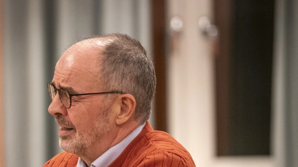 Sune Horkeby är ordförande för Centerpartiet i Finspång. Horkeby och hans ordförandekollegor I S och L argumenterar för de styrande partiernas politik när det gäller Bergska skolan i Finspång.  