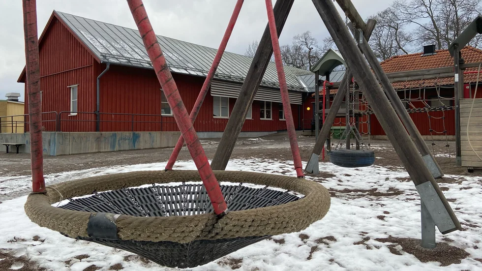 Larm inkom om en brinnande gunga på tisdagen. Gungan på bilden är inte samma gunga som brinner i Östervåla.