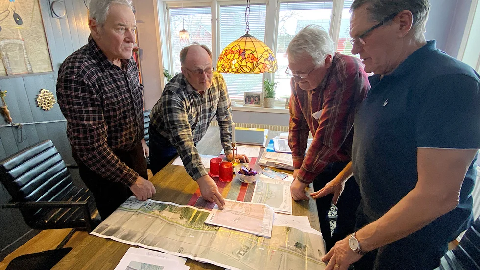 För boende och företagare längs väg 55 mellan Enköping och Litslena får den planerade ombyggnadens stora konsekvenser både praktiskt och ekonomiskt, främst för att många in- och utfarter stängs. Henry Villén, Ingemar Karlsson, Lennart Sjöberg och Arne Nordfors är bekymrade. ”Alla dessa utökade körsträckor blir väl inte heller bra för klimatet” säger Ingemar Karlsson.