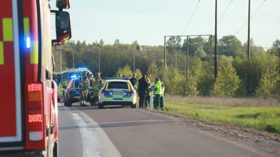I samband med att polisen fick stopp på bilen så körde "personen medvetet på polisbilen".