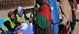 Afghanska kvinnor måste täcka sig för jobb