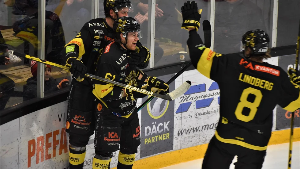 Todd Winder kramas om efter sitt 2–0-mål när Vimmerby Hockey slog Huddinge i en ödesmatch.