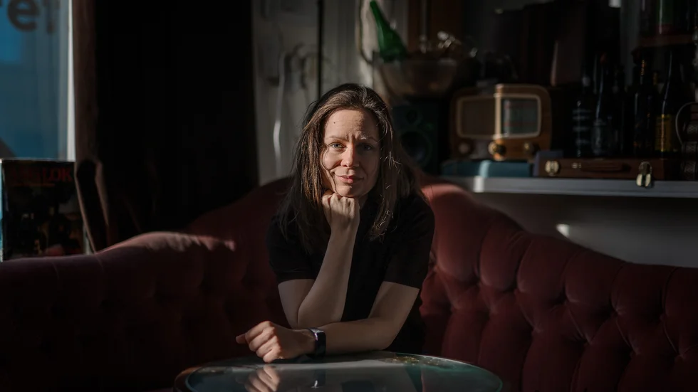 Matilda Hübinette, partiledare för Knivsta.nu och kommunstyrelsens ordförande, fotograferad i puben Stationshuset i februari 2022. Efter valvinsten ett halvår senare lämnade hon över driften till andra.