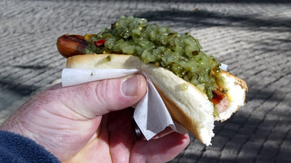 En av Uppsalabornas korvfavoriter med både senap, ketchup och bostongurka.
