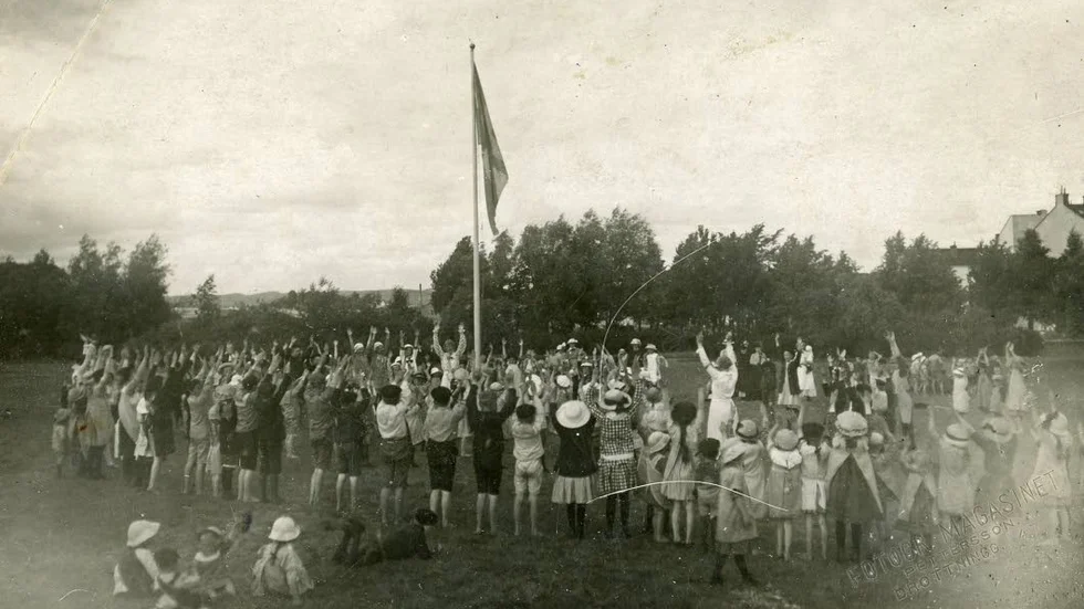 


Parktanterna leker med barnen i Folkparken 1917. Ur Norrköpings stadsarkivs samlingar



