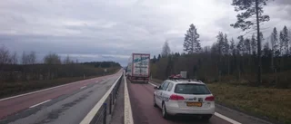E4 avspärrad efter lastbilspunktering