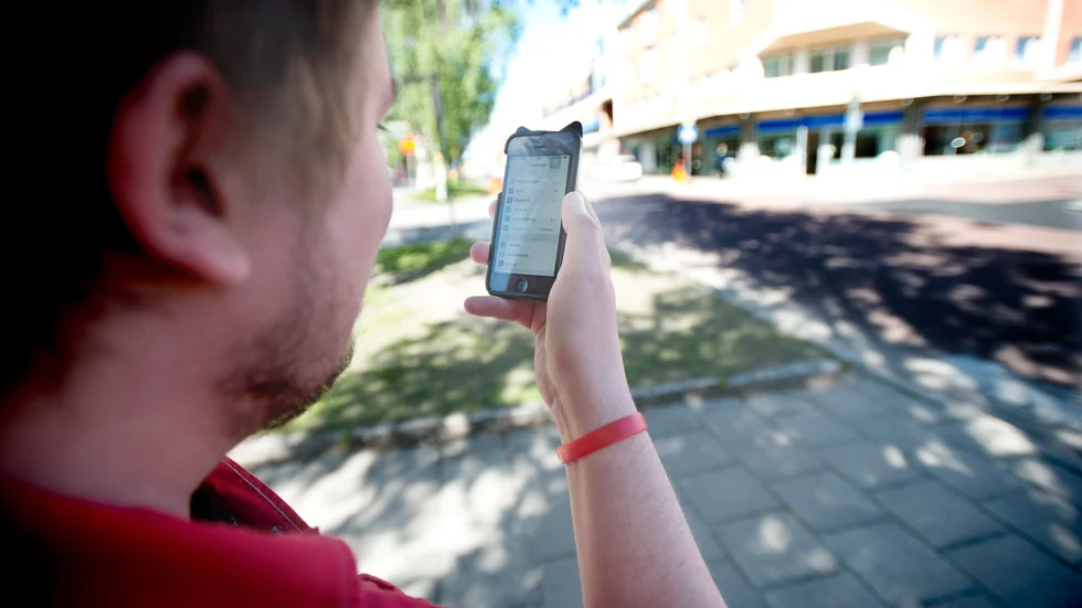 Läs på. Minimera risken för förhöjda mobilavgifter på resan genom att läsa på vad som gäller i just det land du besöker. Foto: Lina A Andersson.