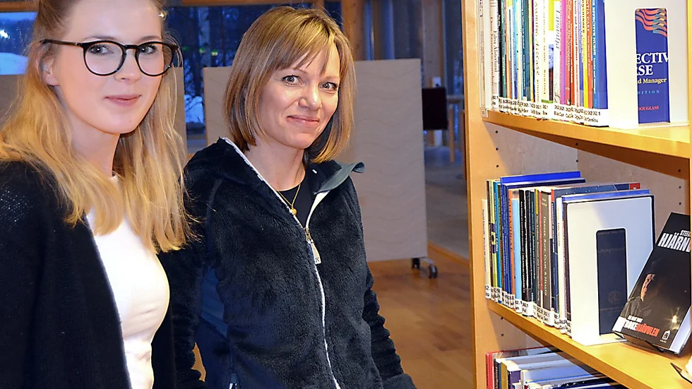 Positiva. Emmelie Lundberg, till vänster, och Helena Bertilsköld välkomnar de utökade öppettiderna. Foto: Roine Sandlén.