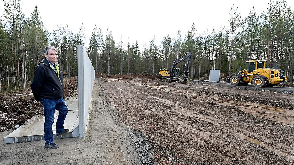 Dammarna ska på plats. Christer Svensson från tekniska kontoret står bredvid de betongblock som nu ska sättas upp för att förvara sulfidjordarna. Foto: Roine Sandlén.