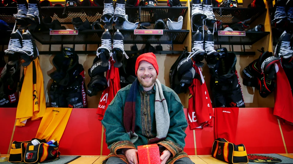 Linus Omark säger att han föddes med en hockeyklubba i handen. Efter att han blivit introducerad till sporten av sina bröder fanns ingen återvändo. 