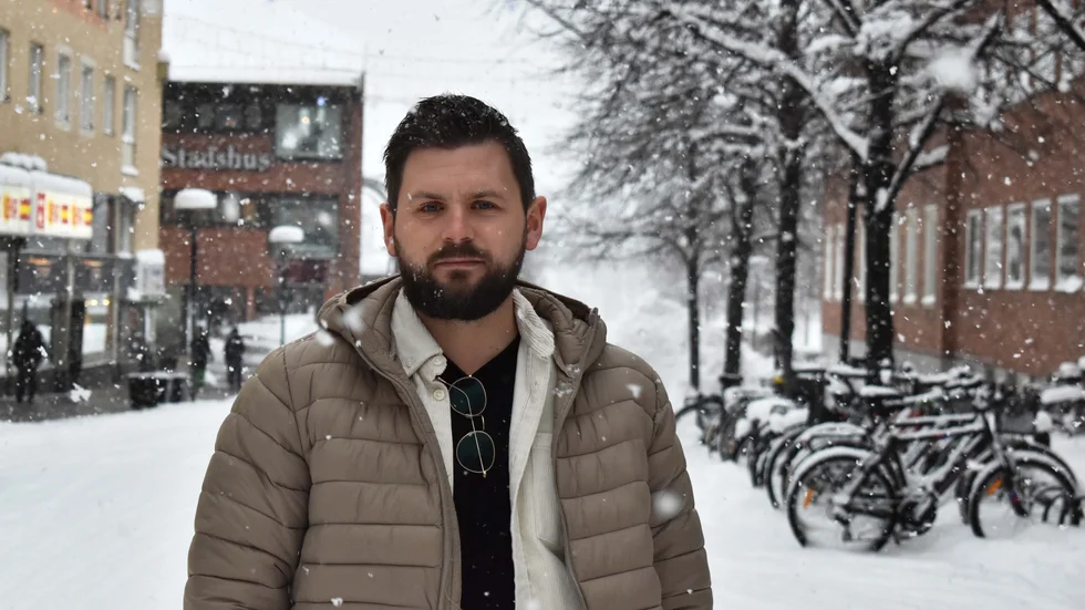 Linus Lindström var fast i spelmissbruk i åtta år. Nu vill han hjälpa andra som har problem med spelandet.