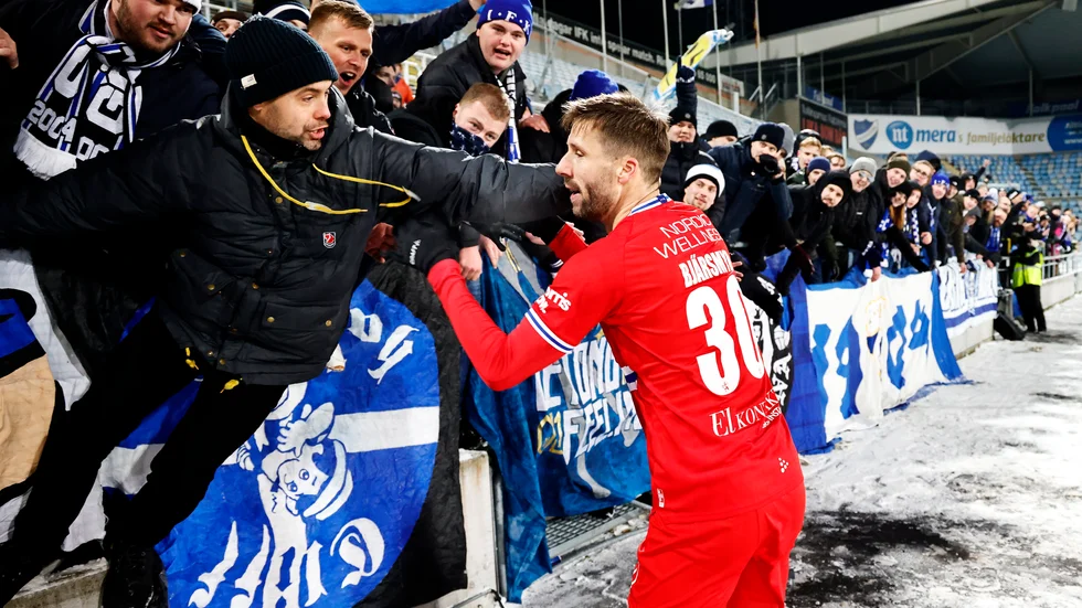 Mattias Bjärsmyr får fler chanser att umgås med IFK Göteborgs fans. Han spelar ett år till i klubben.