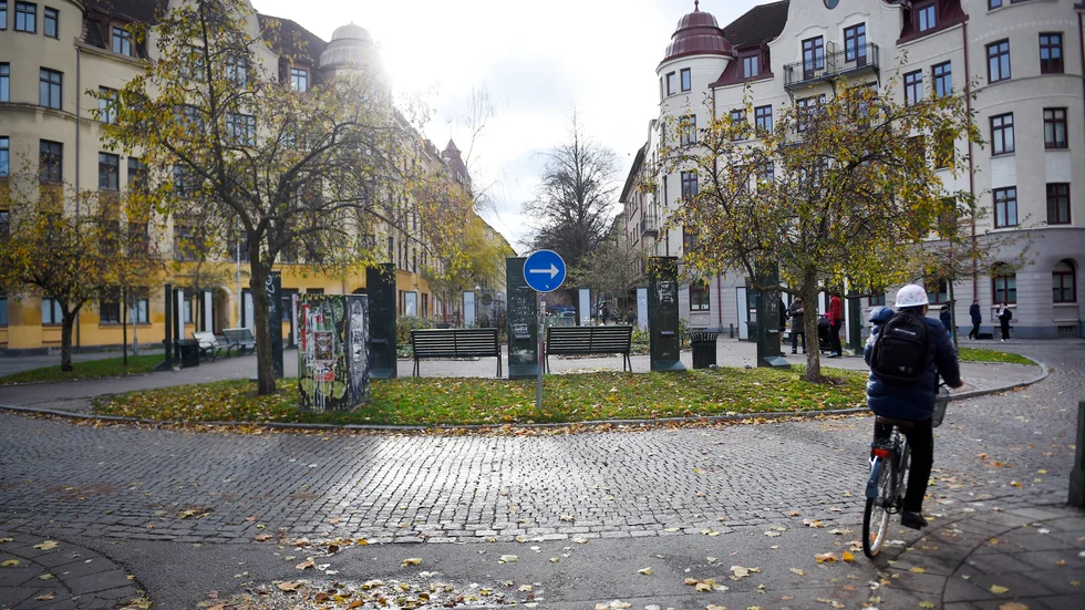 Här ser vi den så kallade "knarkrondellen" invid en förskola i Malmö. En av alla platser i Sverige där en ofta riskfri narkotikahandel pågår. 